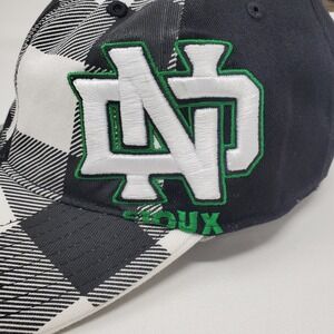 NEW North Dakota Fighting Sioux Unisex Hat One Size Stretch‎ Black Plaid